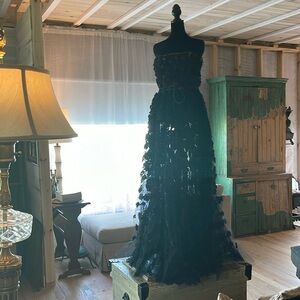 Valentino Garavani Sheer Tulle Lace Sleeveless Gown - additional details